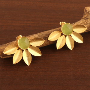 Pendientes de botón florales chapados en oro hechos a mano Pendientes inspirados en la naturaleza de Calcedonia verde - Product Image 6