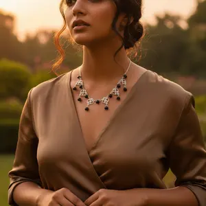 Collar de Cuentas de Ónice con Baño de Rodio y Plata 925 para Mujer, Opción de Regalo Elegante para Bodas - Product Image 1