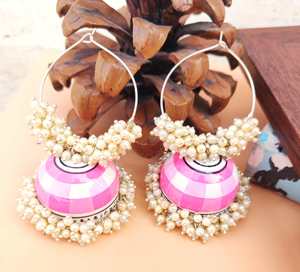 Pendientes Meenakari Jhumki chapados en oro de última moda, joyería india con gotas de perlas de trabajo esmaltadas para ropa informal y formal - Product Image 2