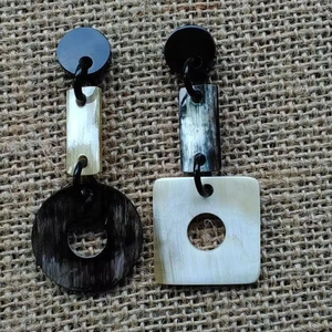 Boucles d'oreilles longues noires et multicolores conçues par le fabricant avec clous en corne naturelle, bijoux de mariage de haute qualité à vendre - Product Image 3