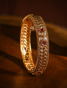 กำไลทองเหลือง Kada สไตล์โบราณที่โดดเด่นมาพร้อมกับพื้นผิวที่ตกแต่งด้วยหินสีแดงขนาดเล็กมีจำหน่ายในราคาขายส่ง - Product Image 2