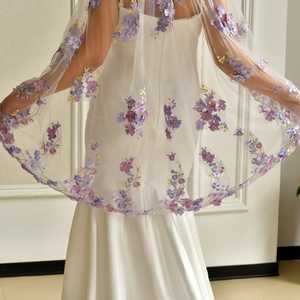 Peineta para el Cabello Bridella M181-I con Malla Floral y Pedrería, con Ajuste Cómodo y Seguro para Bodas, Bailes de Graduación y Eventos Formales - Product Image 4