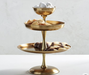 Soporte para servir pasteles de latón personalizable ecológico de aspecto tradicional - Product Image 3