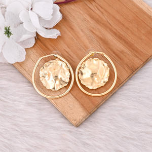 Boucles d'oreilles clous en laiton plaqué or, design ethnique, pour mariages, fiançailles, fêtes - Parfaitement tendance, vente en gros fabricant - Product Image 3