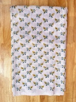 Tissu en coton pur blanc de qualité supérieure avec motifs jaunes Paisley Kalka imprimés à la main et feuillage gris ardoise