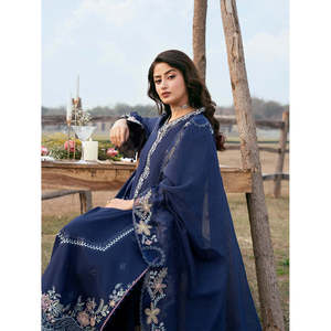 เสื้อชีฟองปักลาย IZEL-3PC คอลเลคชั่นฤดูใบไม้ผลิ/ฤดูร้อน พร้อมผ้าคลุมไหล่ปักลาย Khaddi Net และกางเกงขายาว-BIC-4817 - Product Image 3