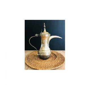 Tetera Árabe Dallah de Estilo Ambiance, Forma Redonda, Dorada, Hecha a Mano, con Cuchara de Metal para Uso en el Hogar, Hotel o Cafetería - Product Image 1