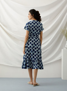 Vestido Midi cruzado con volantes florales para mujer Estilo modesto y dulce con una hermosa silueta con estampado índigo - Product Image 5