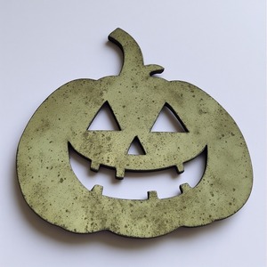 Ornement unique de silhouette de chat noir en feuille de fer, finition à la main polie à la patine, rehaussant le rustique décoratif saisonnier d'Halloween - Product Image 3