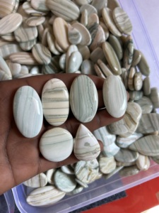 หินแซทเทิร์นคาลซิโดนีหลายสีทรงหลวมหินธรรมชาติปรับขนาดได้ตามต้องการสำหรับทำเครื่องประดับอัญมณีขัดเงา