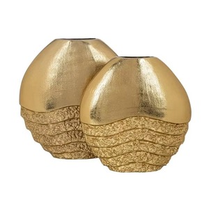 Joli vase à fleurs en fer de qualité supérieure avec un design traditionnel et des détails artisanaux pour une décoration de chambre esthétique - Product Image 1