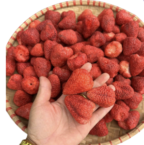 Copos de Fresa Seca de Vietnam de Fruta Pura para Mezclar en Bebidas, Incluir en Helados y Decorar Pasteles - Product Image 3