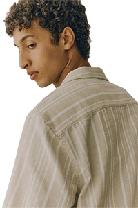 Top tendance pour homme Chemise de villégiature décontractée Marque personnalisée Vêtements confortables Coton mélangé texturé Manches courtes Rayé Lavé Bouton intermédiaire - Product Image 3