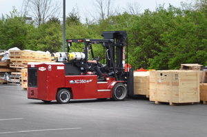 Offre exclusive aux enchères pour chariots élévateurs à pneus coussinés XC350L 2017, capacité de maintien de 35 000 LBS - Product Image 3