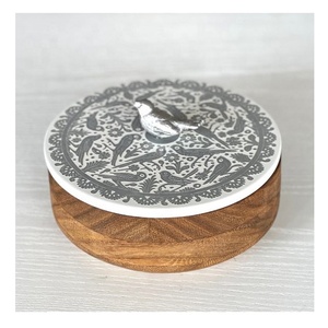 Caja de pan de madera artesanal con tapa y pinzas, contenedor premium para almacenar roti, para cocina, comedor y servicio - Product Image 1