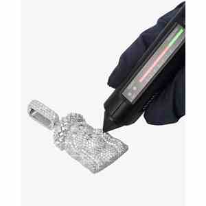 Pendentif Jésus en Or 14 carats, Métal Durable, Moissanite, Symbole Religieux Élégant - Product Image 1