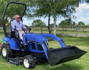Tractor de ruedas Yuki de 24HP azul con cargador frontal y accesorio de cortadora - Product Image 2