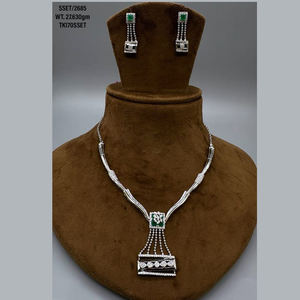 Conjunto de collar con colgante de piedras preciosas verdes de Plata de Ley 925 de lujo Chapado en rodio con Zirconia cúbica para fiestas ocasiones especiales - Product Image 1