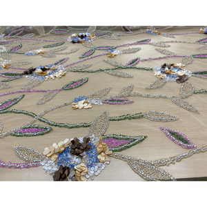 Tissu en dentelle jacquard floral Jardin Enchanté, maille brodée avec paillettes métalliques, tissé et extensible, articles en stock - Product Image 2
