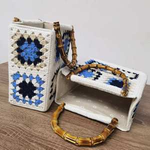 Petit sac fourre-tout artisanal en raphia, rotin et jonc de mer, tissage complexe, à rayures perlées et rivets, durable, portable, style déesse des îles, couleur terre cuite, ouvert - Product Image 4