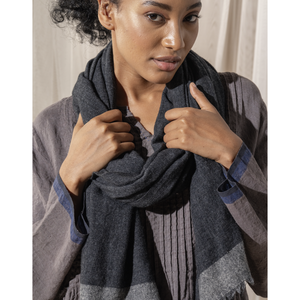 Bufanda Larga de Invierno Gris Oscuro, Tejida en Lana y Cachemira, con Estampados Lisos y a Rayas - Product Image 2