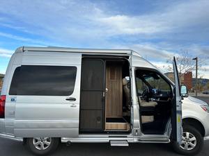 Mercedes-Benz Sprinter 2500 Airstream Interstate 19 Edición Tommy Bahama 4x4 Premium Usada, Año 2021, ~4,200 Millas - Product Image 5