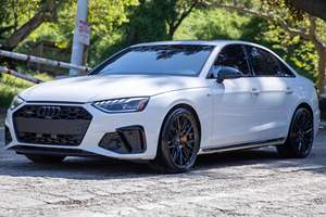 Audi A4 2.0T Quattro berline 2022, faible kilométrage, boîte automatique, direction souple, essence/électrique, état neuf - Product Image 3