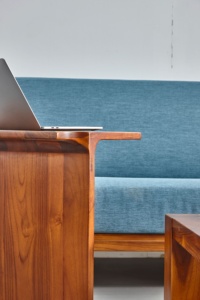 Table d'appoint en teck pratique et multifonctionnelle à double usage, pouvant être un tabouret posé horizontalement ou une petite table basse en bois - Product Image 5