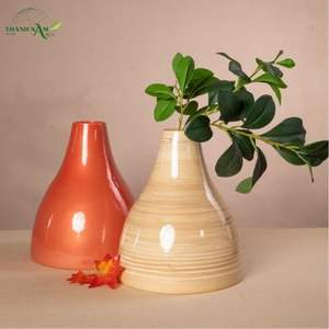 Jarrón de Bambú Moderno Hecho a Mano con Silueta Esculpida en Espiral, Jarrón Decorativo Ecológico para Mesa - Product Image 1