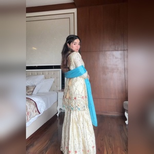 Salwar kameez en soie élite avec un haut et un bas ornés de broderies lourdes et un dupatta assorti pour la saison des fêtes, style boutique - Product Image 3