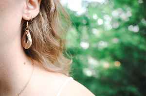 Boucles d'oreilles en corne artisanales de luxe, bijoux tribaux légers avec texture artisanale naturelle et tons terreux - Product Image 4