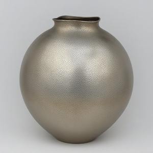 Jarrón de metal dorado con acabado pulido a mano hecho a mano con detalles intrincados diseñado para exhibiciones florales clásicas, decoración de temporada - Product Image 5