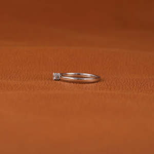 Anillo de compromiso solitario de oro sólido de 14 quilates personalizable hecho a mano, Diamante de corte ovalado cultivado en laboratorio, certificado IGI - Product Image 2