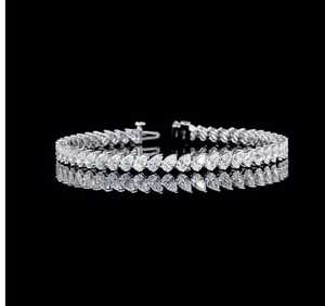 Bracelet de tennis en Moissanite au design expansif rare créé avec des gemmes de Moissanite éblouissantes mélangeant un design moderne et un luxe intemporel - Product Image 3