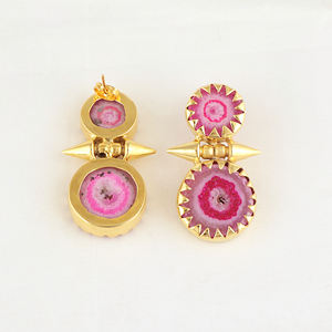 ต่างหูพลอยควอตซ์สีชมพูธรรมชาติ ชุบทอง 18k บนตัวเรือนทองเหลือง ต่างหูดีไซน์โดดเด่น ทำด้วยมือ ขายส่งเครื่องประดับพลอยสำหรับผู้หญิง - Product Image 3