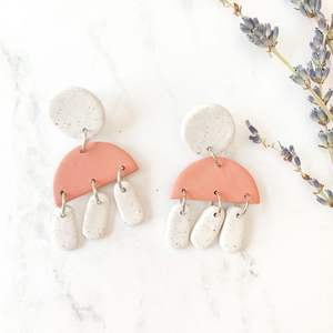 Pendientes de resina hechos a mano para mujer, diseños personalizables de lunares y estampado de animales en colores de doble tono con estilo Ángel - Product Image 1