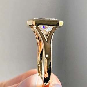 Bague de fiançailles en diamant de laboratoire Radiant 2,00 ct sertie clos, couleur D-E-F, clarté VVS-VS, certificat IGI - Product Image 5