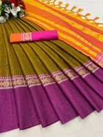 Magnifique sari en coton doux et soyeux avec une large bordure contrastée et un beau chemisier assorti.