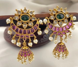 Pendientes Glamurosos de Alta Calidad en Latón Chapado en Oro con Moissanita, Diseño Tradicional con Piedras, para Bodas y Festivales, para Mujeres y Niñas - Product Image 1