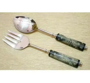 Cuchara para servir ensalada dorada de latón de la más alta calidad con mango de resina para uso en fiestas, bodas y restaurantes - Product Image 6