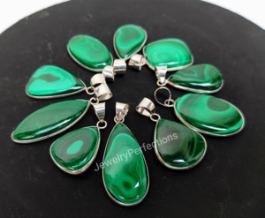 Vente en gros de colliers de pierres précieuses en malachite plaquée argent tendance, style bohème, mélange de formes, pendentifs à la mode, breloques - Product Image 1