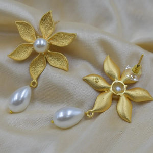 การออกแบบดอกไม้ที่ทําด้วยมือแบบดั้งเดิมเคลือบทองตกแต่งห่วงทองเหลืองหินสตั๊ดต่างหูสําหรับเด็กหญิงและสตรี - Product Image 1