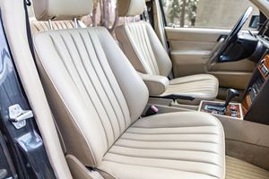 รถเบนซ์มือสอง ปี 1993 รุ่น 190E เครื่องยนต์ 2.6 ลิตร 6 สูบเรียง ไม่มีราคาขั้นต่ำ ผู้ดูแลรักษา 2 คน ภายในสีน้ำตาลอ่อน ปรับแต่งน้อยมาก - Product Image 5