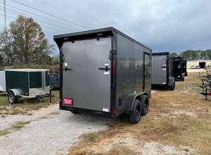 Remolque de Carga Cerrado de 6X12 con Capacidad de Carga de 7000 lb para Contratistas y Empacadores que Necesitan Seguridad, Compacto, Resistente y Fácil de Remolcar - Product Image 3