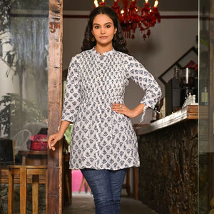 Haut Kurti décontracté ethnique pour femme, blanc et bleu à imprimé floral, en coton, manches 3/4, col mandarin, longueur hanches, séchage rapide, devant plissé - Product Image 1