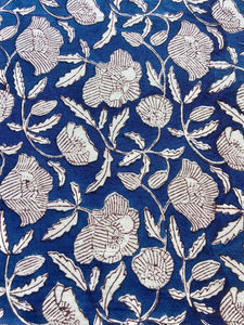 Tela de Algodón Estampada a Mano en Azul Índigo con Diseño Clásico de Enredaderas Florales Blancas - Product Image 4