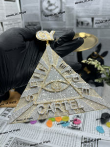 Colgante Piramidal Plateado con Incrustaciones de Diamantes de Imitación VVS Estilo Ojo que Todo lo Ve, Joyería de Moda Hip Hop de Lujo para Fiestas - Product Image 4