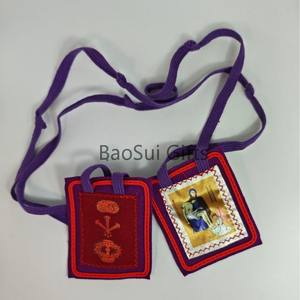 Escapularios Morados de Fieltro de Lana Religiosos de la Bendición y Protección Medalla Católica Collar de Escapulario Rosario - Product Image 1