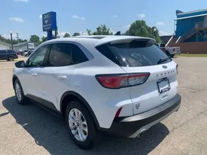 Ford Escape 2020 en parfait état - Product Image 4