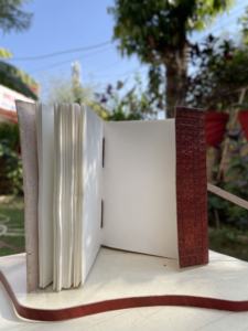 Carnet en cuir véritable avec gravure mandala et fermoir en pierre précieuse - Journal bohème élégant pour écrire et dessiner - Product Image 5